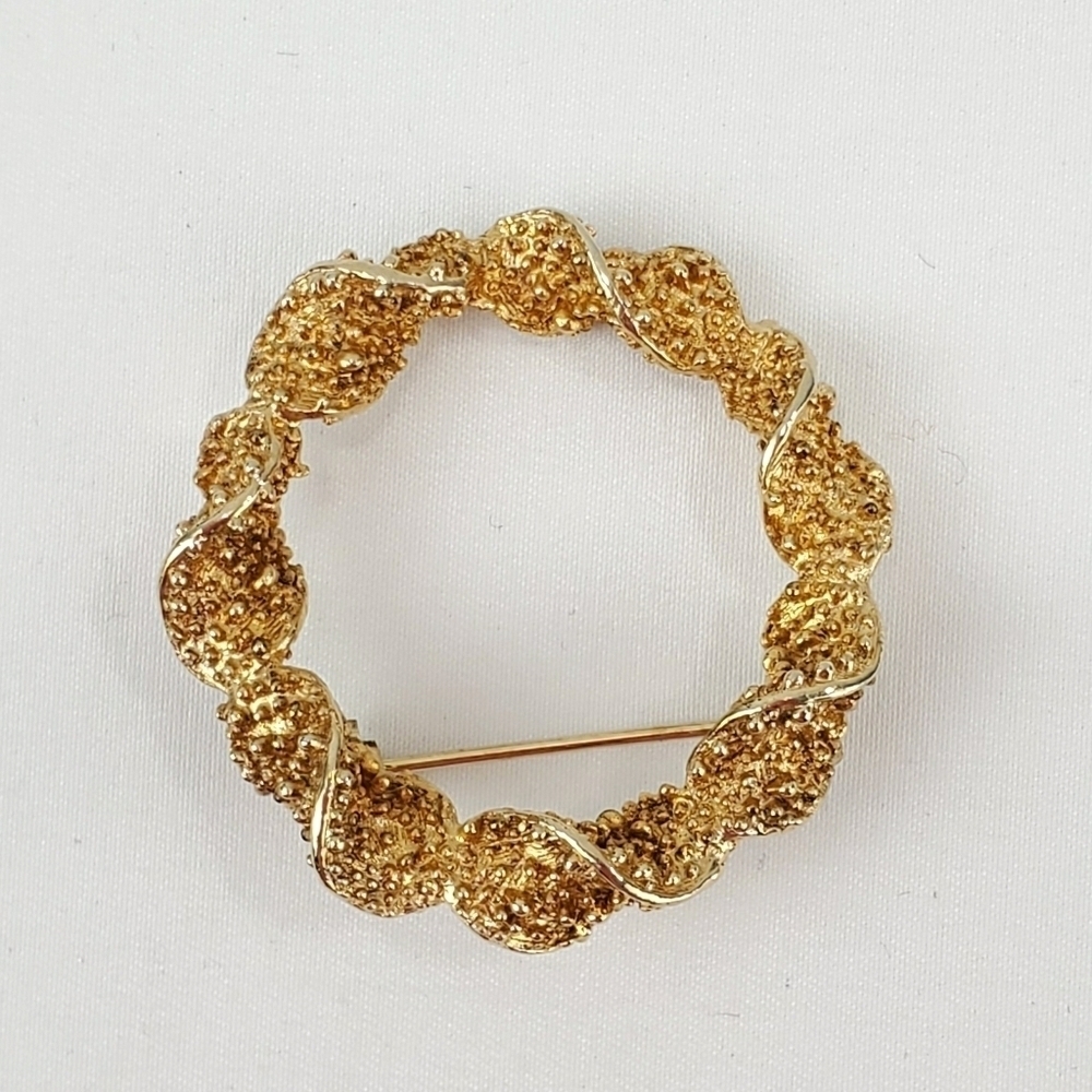Vtg Brooch Pin Christmas Wreath Gold-Tone Holiday 1.5” Round Festive Unsigned